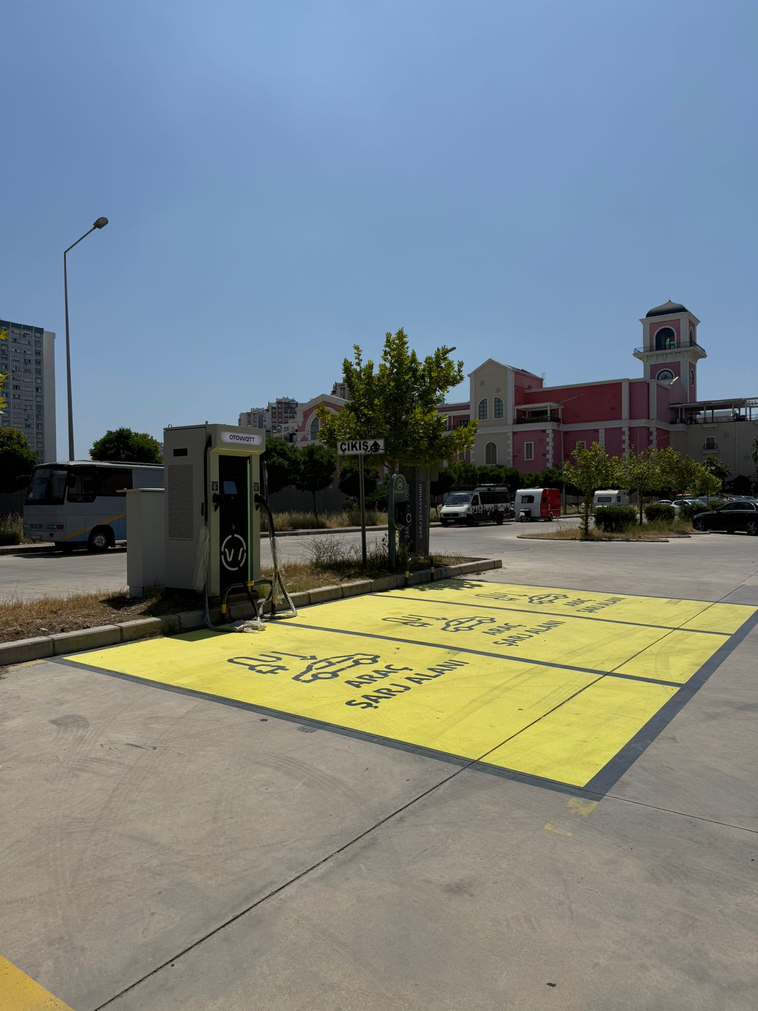 Karşıyaka Mustafa Kemal Atatürk Spor Salonu'nda 180 kW Hızlı Şarj Hizmeti Başladı!